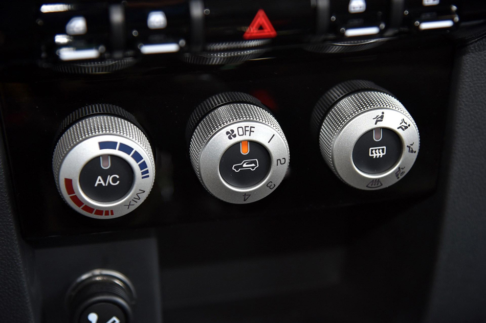 2018款 40L 2.0T 手动柴油四驱尊贵版 内饰