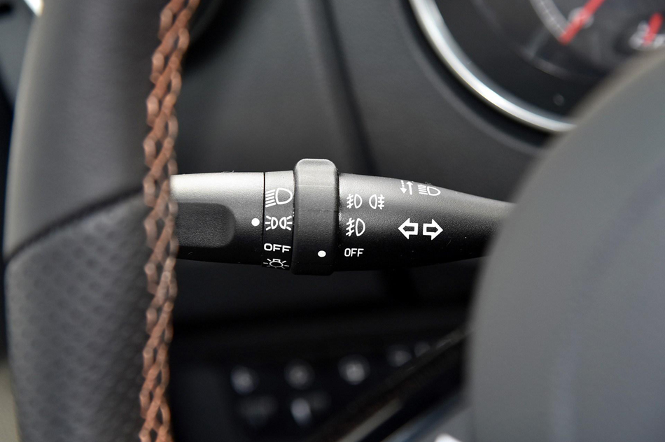 2018款 40L 2.0T 手动柴油四驱尊贵版 内饰