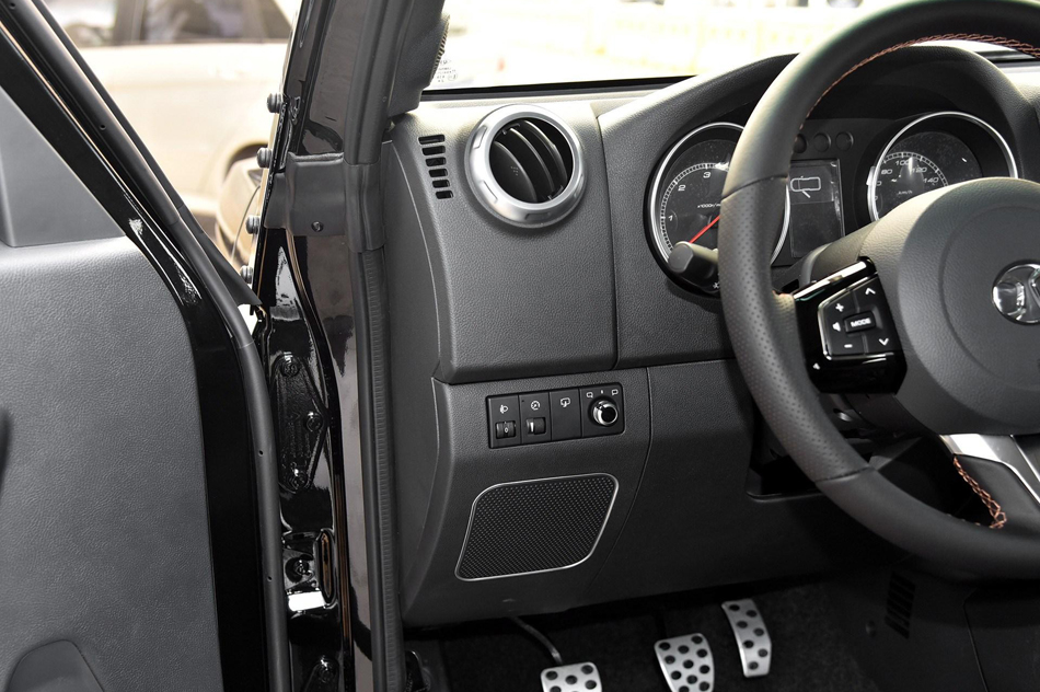 2018款 40L 2.0T 手动柴油四驱尊贵版 内饰