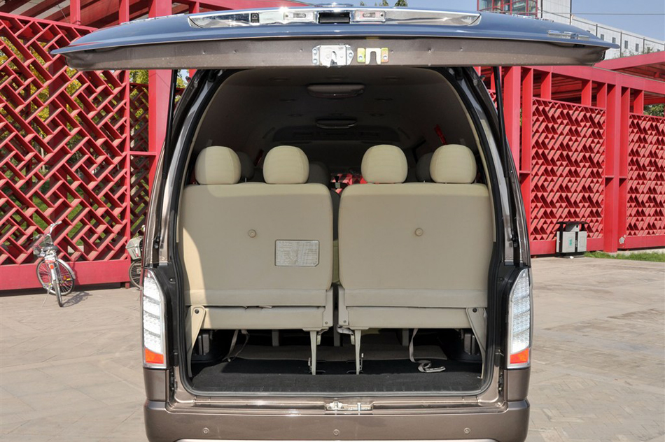 2013款 2.7L尊贵版 座椅空间