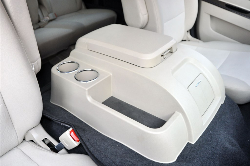 2013款 2.7L尊贵版 座椅空间