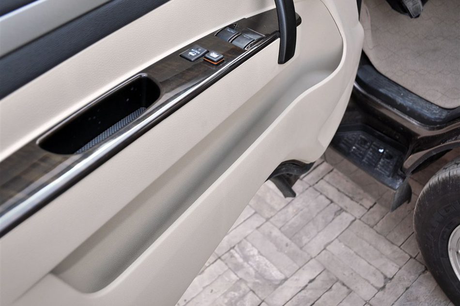 2013款 2.7L尊贵版 座椅空间