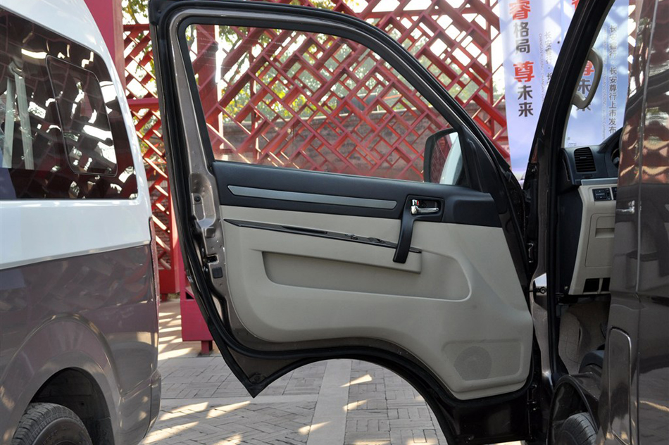 2013款 2.7L尊贵版 座椅空间