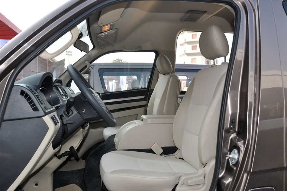 2013款 2.7L尊贵版 座椅空间