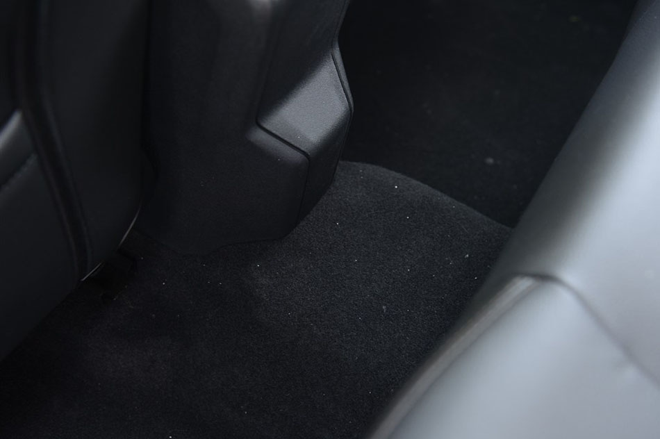 2015款 1.6THP 自动领航版 座椅空间