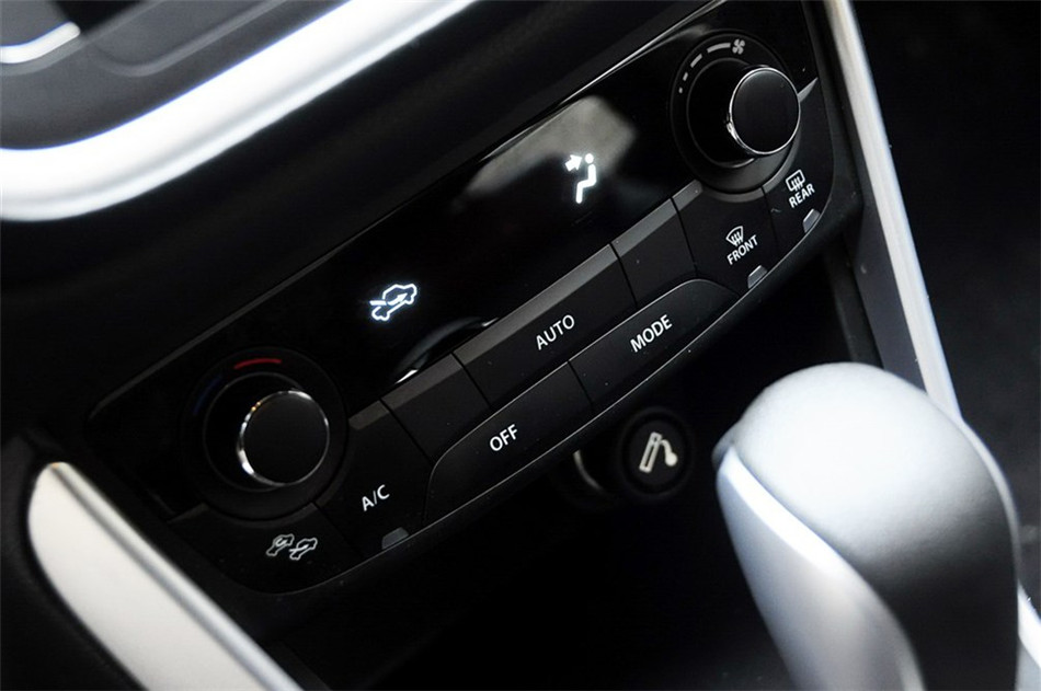 2014款 1.6L CVT尊贵型 内饰