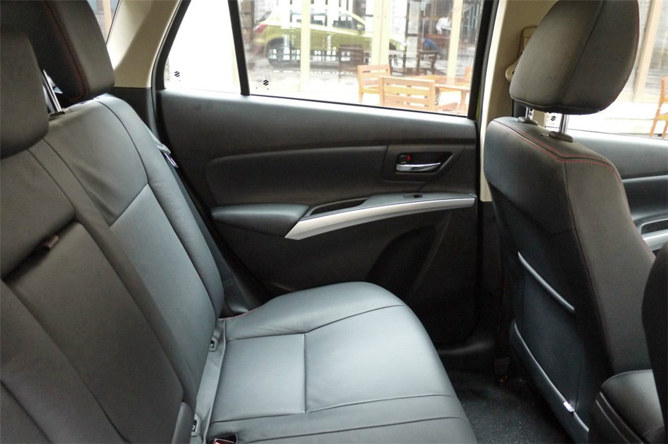 2014款 1.6L CVT尊贵型 座椅空间