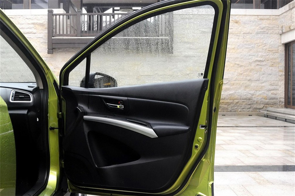 2014款 1.6L CVT尊贵型 座椅空间