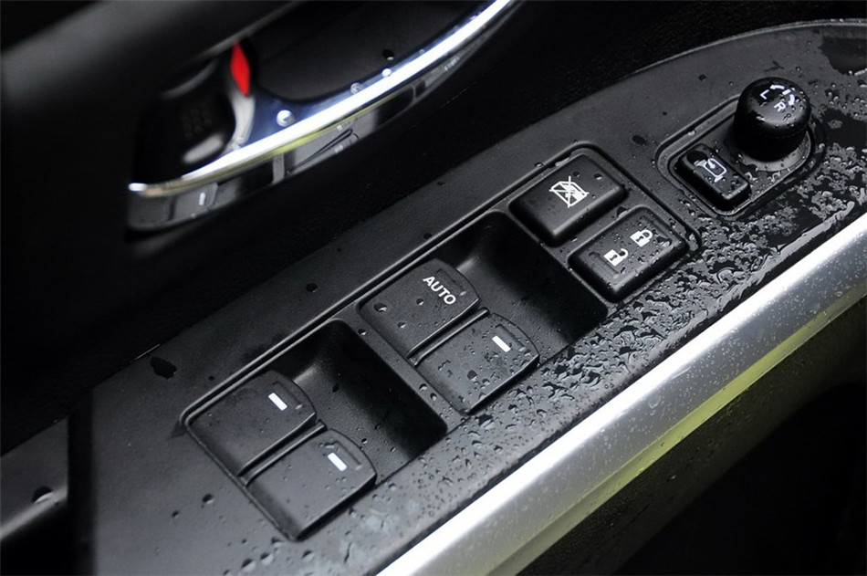 2014款 1.6L CVT尊贵型 座椅空间