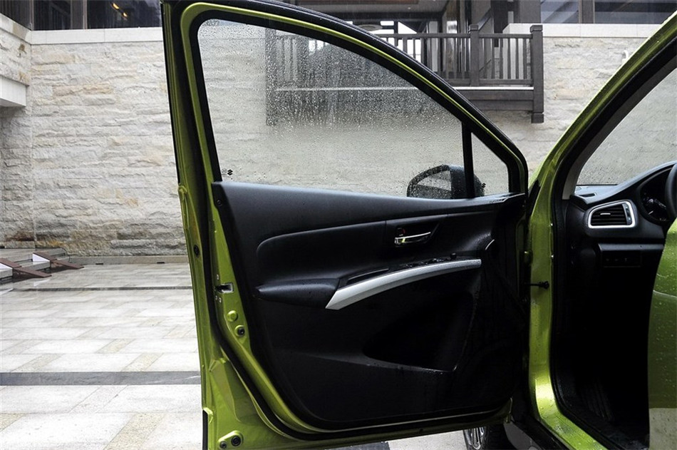 2014款 1.6L CVT尊贵型 座椅空间