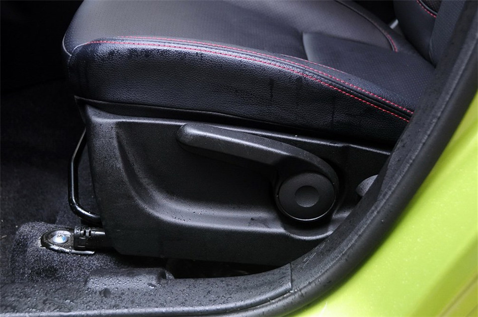 2014款 1.6L CVT尊贵型 座椅空间