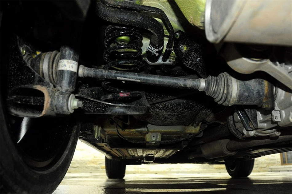 2014款 1.6L CVT尊贵型 引擎底盘