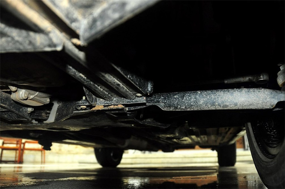 2014款 1.6L CVT尊贵型 引擎底盘