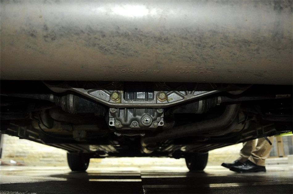 2014款 1.6L CVT尊贵型 引擎底盘