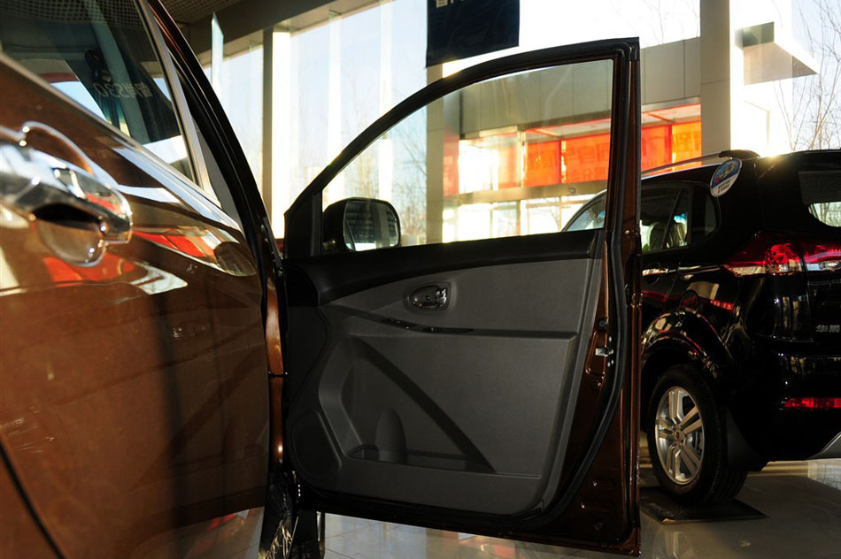 2014款 1.5L 手动精英型 座椅空间