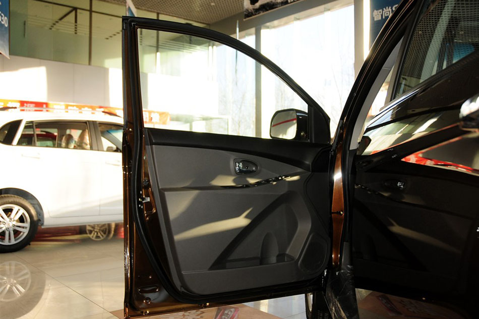 2014款 1.5L 手动精英型 座椅空间