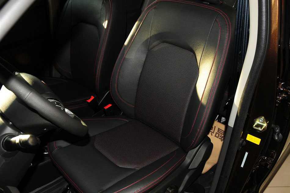 2014款 1.5L 手动精英型 座椅空间