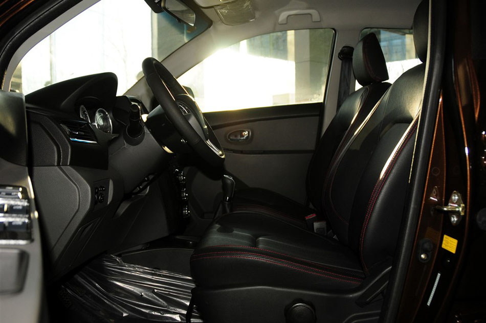 2014款 1.5L 手动精英型 座椅空间