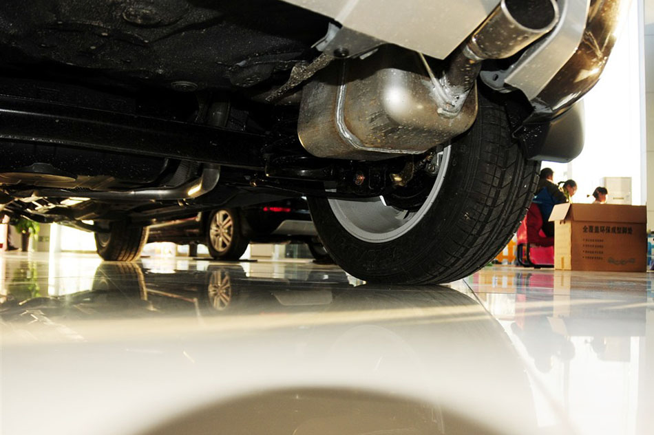 2014款 1.5L 手动精英型 引擎底盘