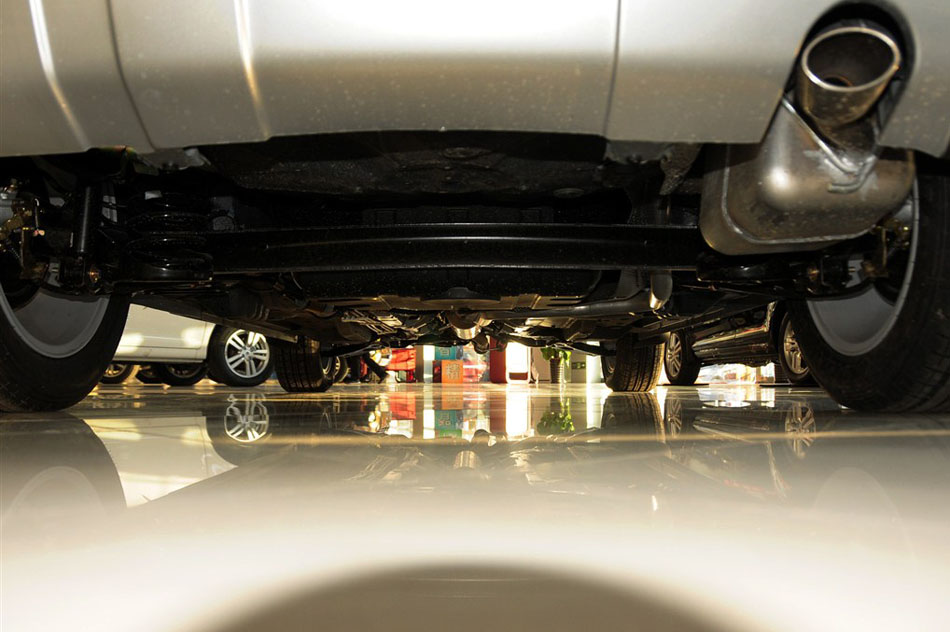 2014款 1.5L 手动精英型 引擎底盘