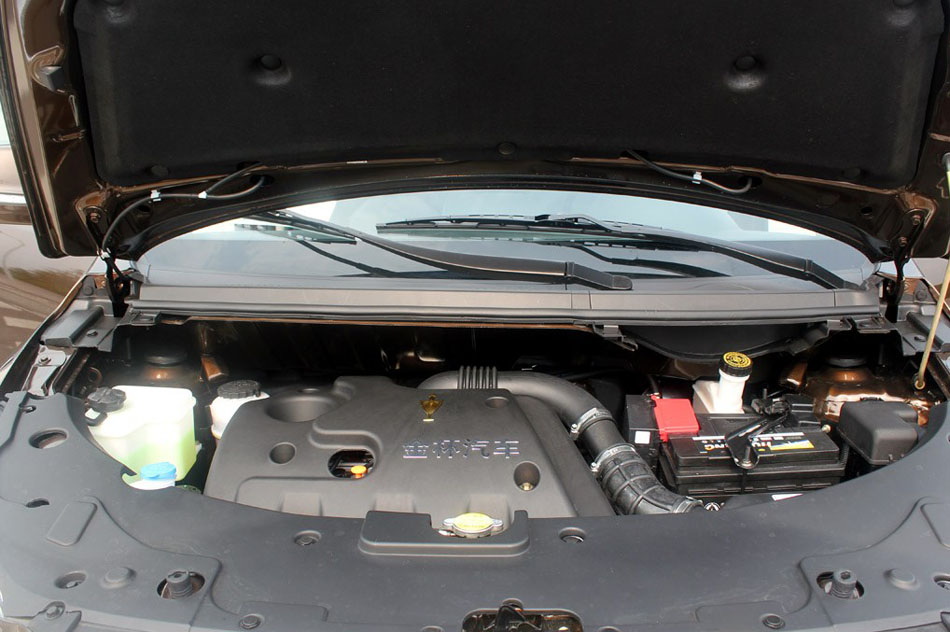 2014款 1.5L 手动精英型 引擎底盘