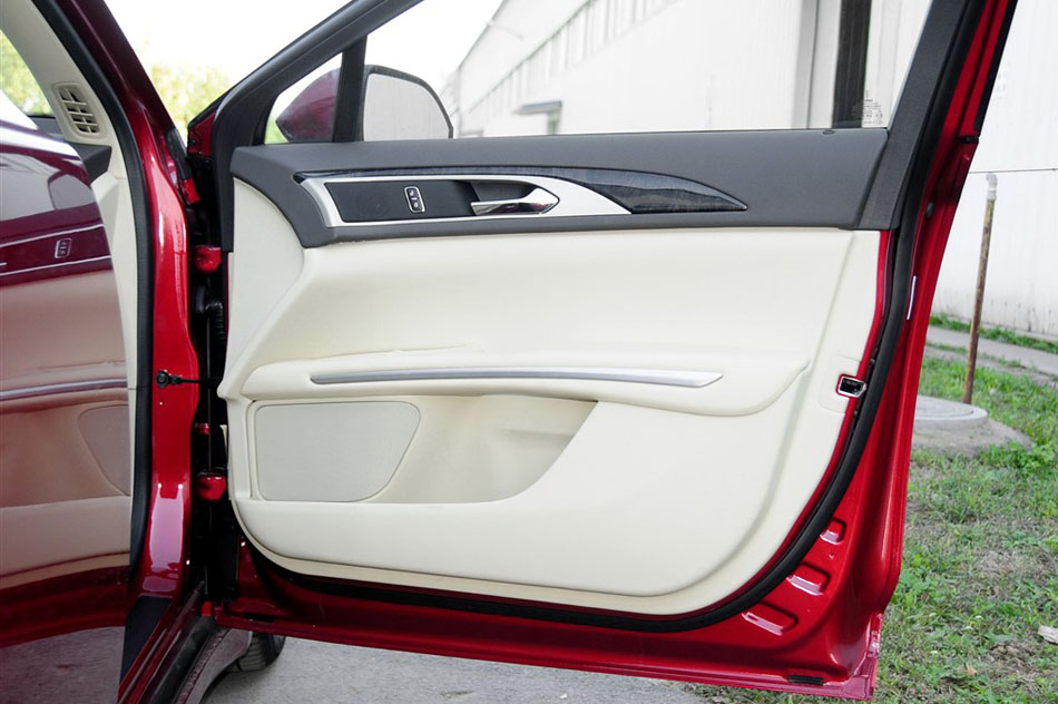 2014款 2.0T 尊享版 座椅空间