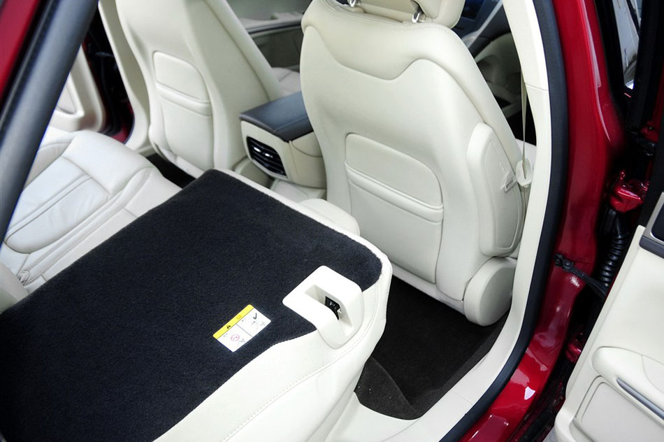 2014款 2.0T 尊享版 座椅空间