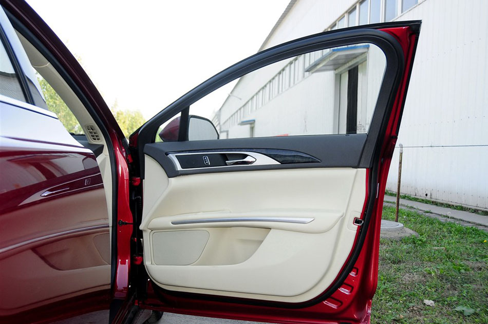 2014款 2.0T 尊享版 座椅空间