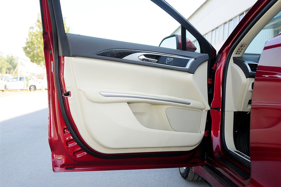 2014款 2.0T 尊享版 座椅空间