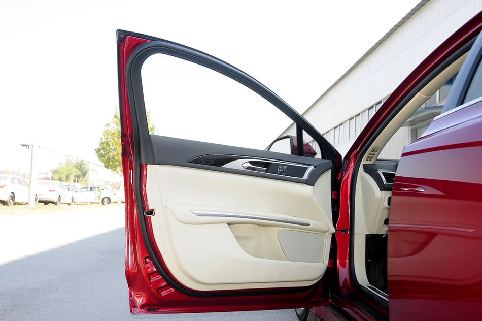 2014款 2.0T 尊享版 座椅空间