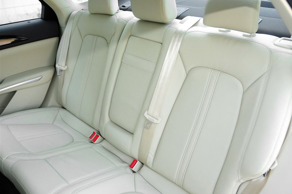 2014款 2.0T 尊享版 座椅空间