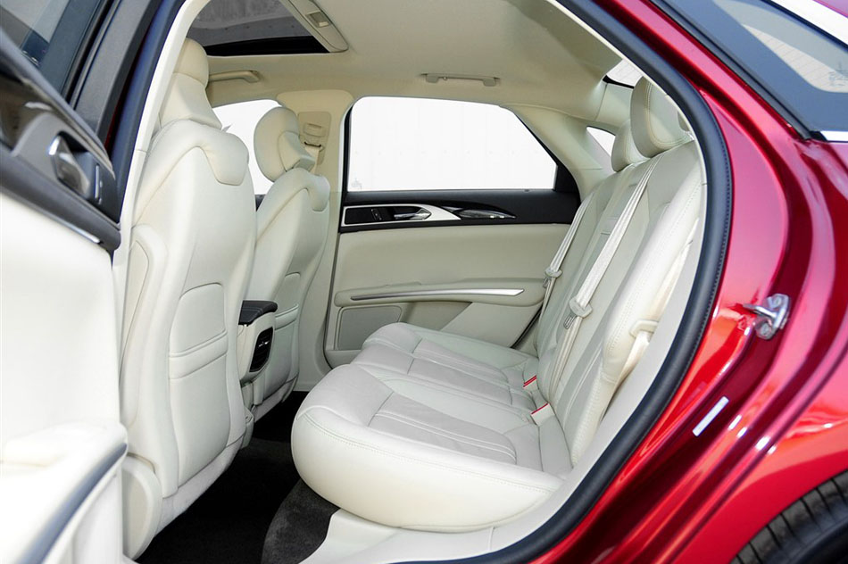 2014款 2.0T 尊享版 座椅空间