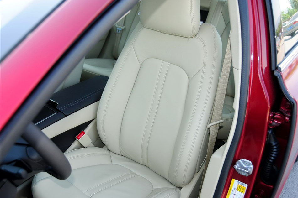 2014款 2.0T 尊享版 座椅空间
