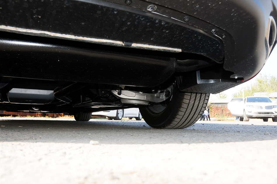 2014款 2.0T 尊享版 引擎底盘