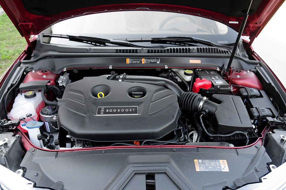 2014款 2.0T 尊享版 引擎底盘