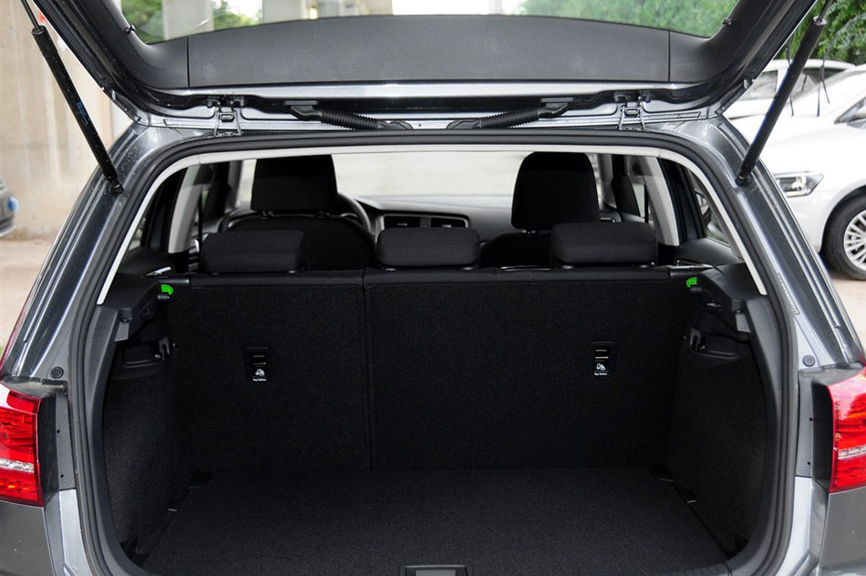 2015款 1.6L 自动时尚型 座椅空间