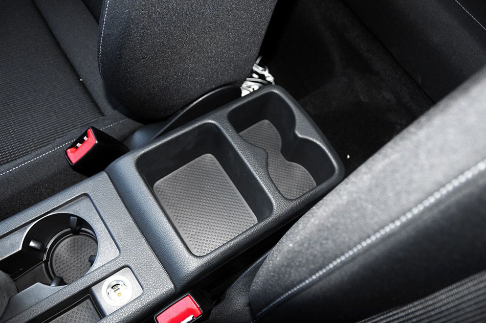 2015款 1.6L 自动时尚型 座椅空间