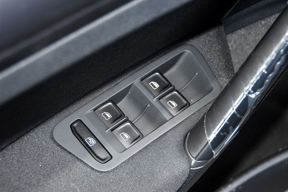 2015款 1.6L 自动时尚型 座椅空间