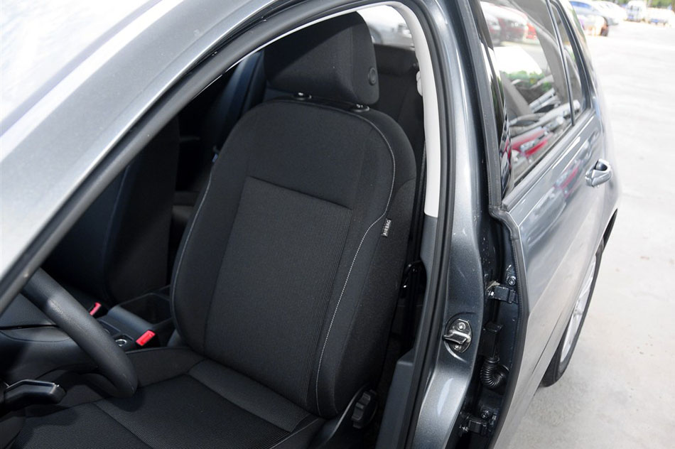 2015款 1.6L 自动时尚型 座椅空间