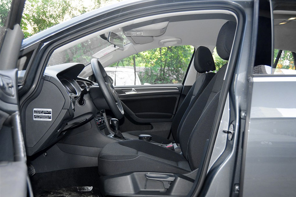 2015款 1.6L 自动时尚型 座椅空间