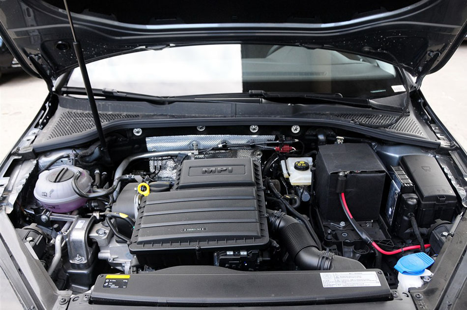 2015款 1.6L 自动时尚型 引擎底盘