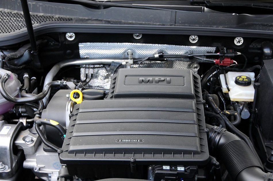 2015款 1.6L 自动时尚型 引擎底盘