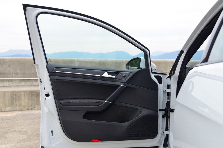 2016款 2.0TSI GTI 座椅空间