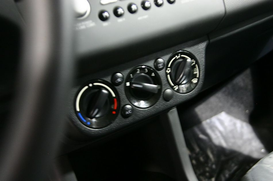 长安铃木雨燕内饰