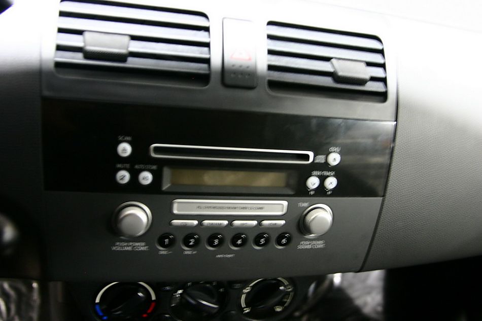 长安铃木雨燕内饰