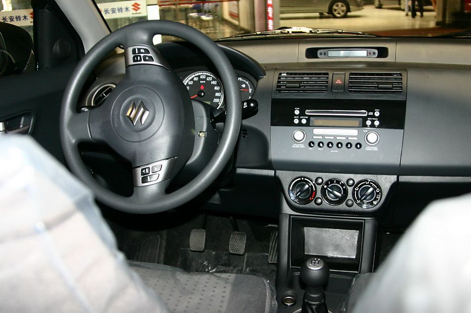 长安铃木雨燕内饰