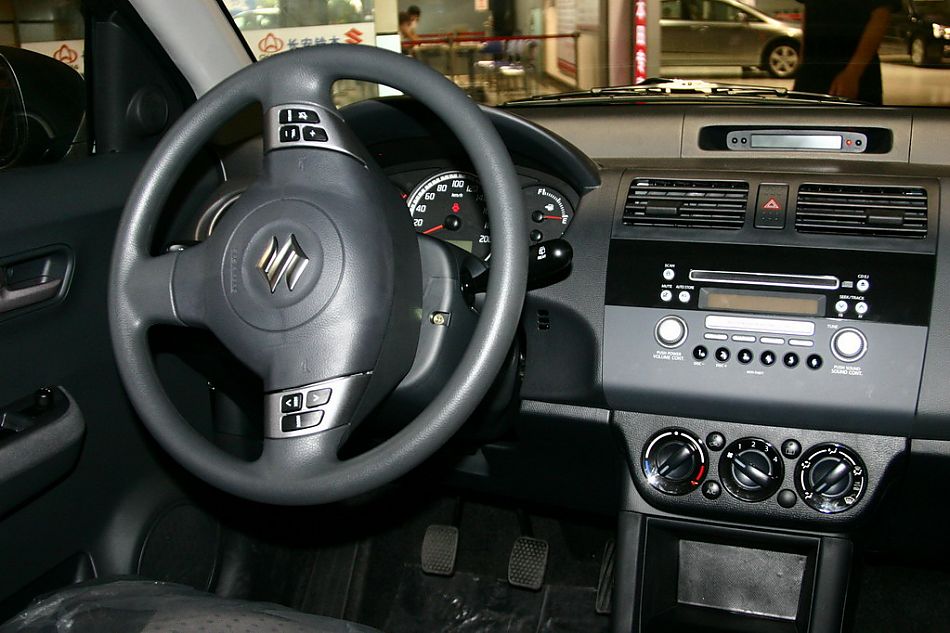 长安铃木雨燕内饰