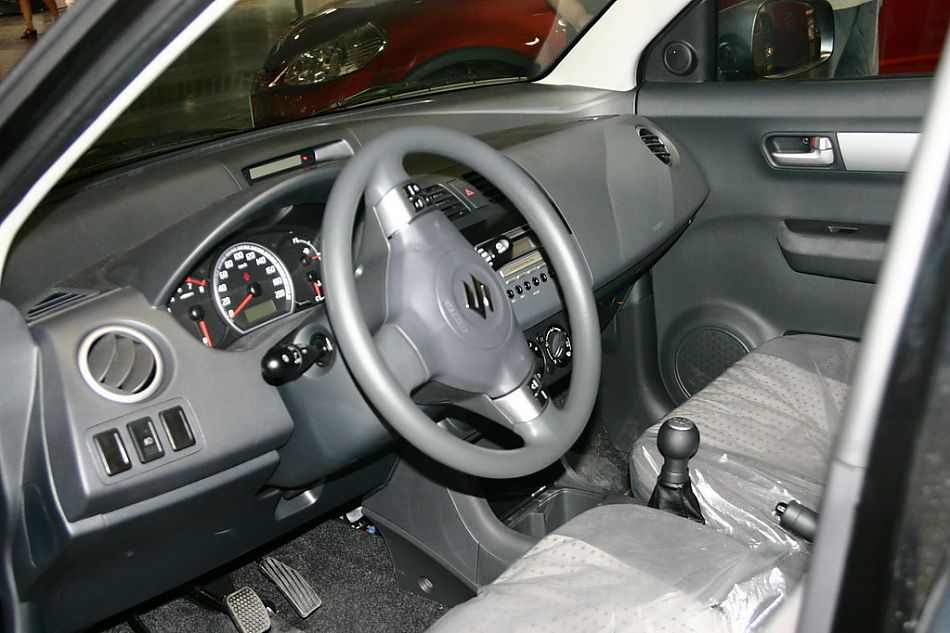 长安铃木雨燕内饰