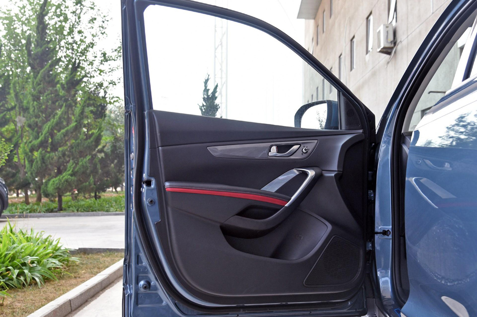 2017款 1.5T 自动炫耀型 座椅空间