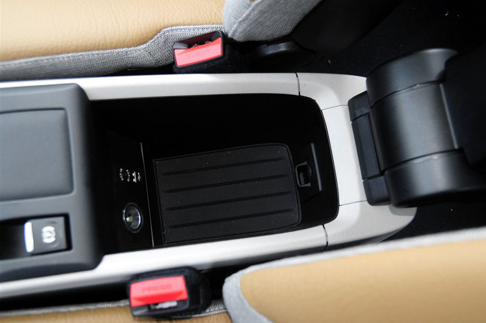 2014款 纯电动版 座椅空间